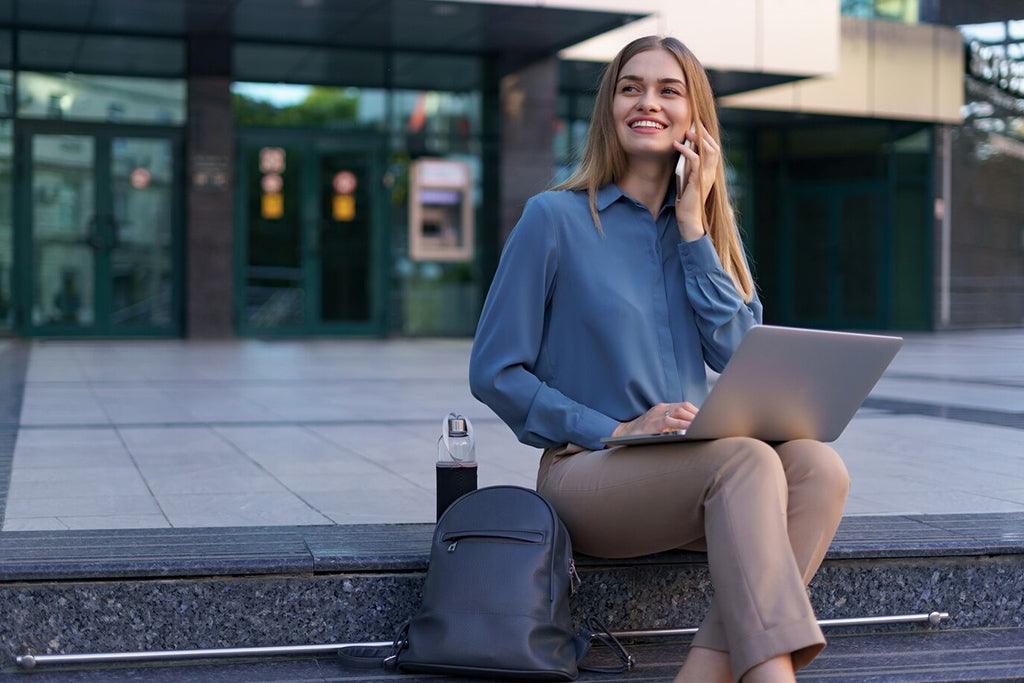 Mochilas elegantes para trabajar: 7 estilos que combinan con tus looks de oficina - KAF Bolsos