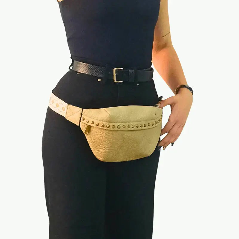 Riñonera con tachuelas hotsell